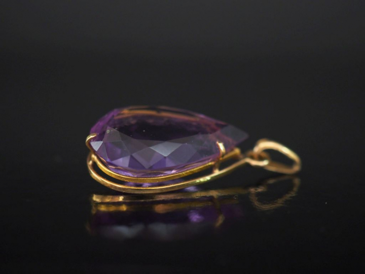 Pendentif en or jaune en forme de goutte, serti d'une améthyste (?). H