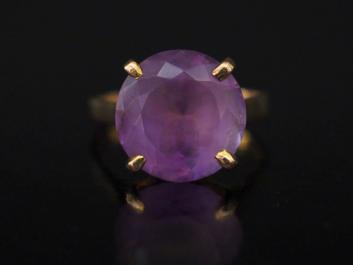 Bague en or jaune, sertie en son centre d'un quartz violet. TDD. 58 Po