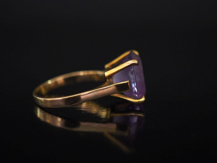 Bague en or jaune, sertie en son centre d'un quartz violet. TDD. 58 Po