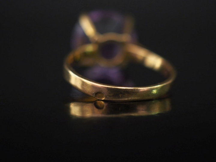 Bague en or jaune, sertie en son centre d'un quartz violet. TDD. 58 Po