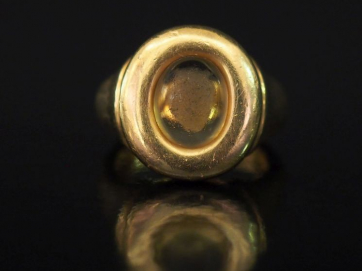 POIRAY,  Bague en or jaune, ornée en son centre d'une citrine en caboc