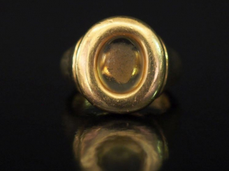 Vente aux enchères POIRAY,  Bague en or jaune, ornée en son centre d'une citrine en caboc