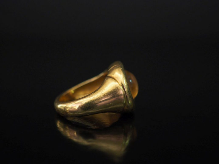 POIRAY,  Bague en or jaune, ornée en son centre d'une citrine en caboc