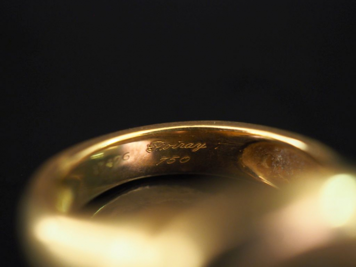 POIRAY,  Bague en or jaune, ornée en son centre d'une citrine en caboc