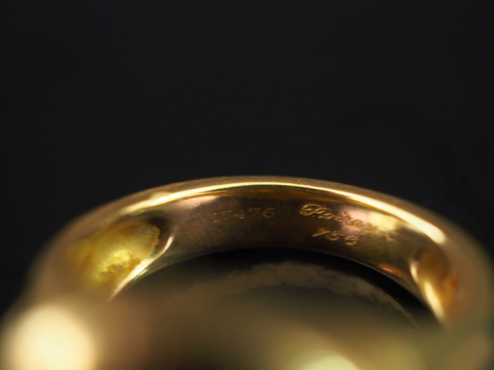 POIRAY,  Bague en or jaune, ornée en son centre d'une citrine en caboc