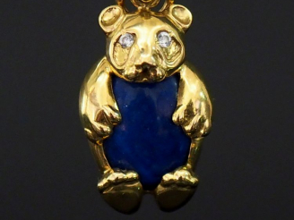 Vente aux enchères Pendentif en or jaune en forme d'ourson, serti d'un cabochon de lapis 