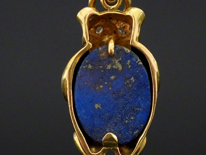 Pendentif en or jaune en forme d'ourson, serti d'un cabochon de lapis 