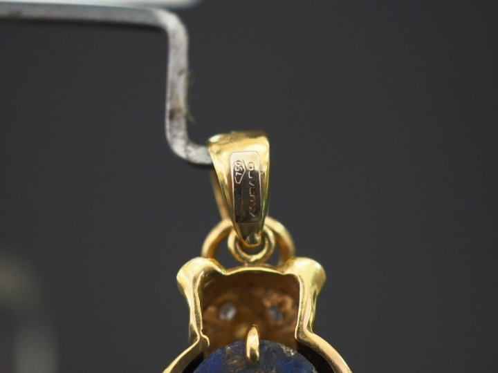 Pendentif en or jaune en forme d'ourson, serti d'un cabochon de lapis 