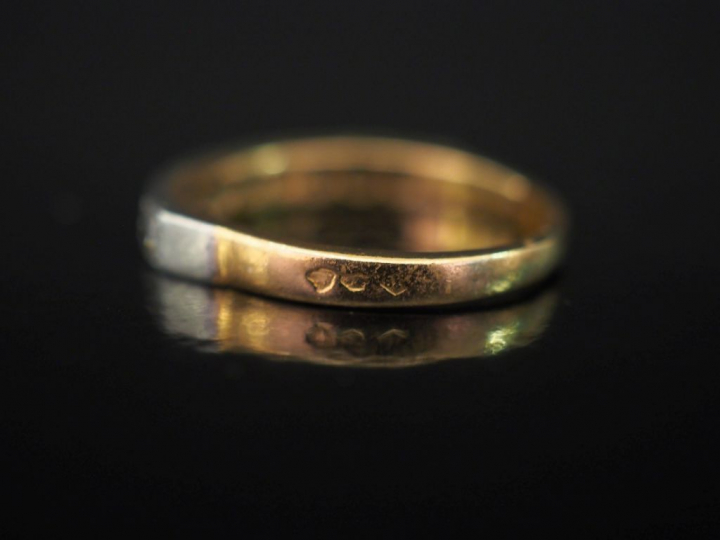 Demi alliance en or jaune et platine, sertie d'une ligne de neuf petit