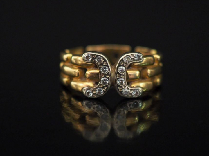 Bague deux tons d'or, à décor en son centre de deux "C" adossés et ser