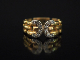 Vente aux enchères Bague deux tons d'or, à décor en son centre de deux "C" adossés et ser