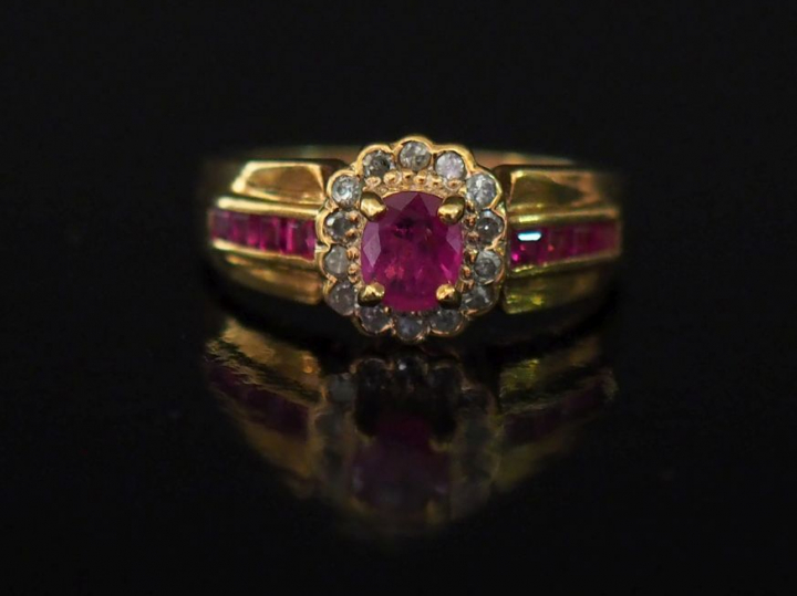 Bague en or jaune, à décor en son centre d'un motif de fleur serti d'u