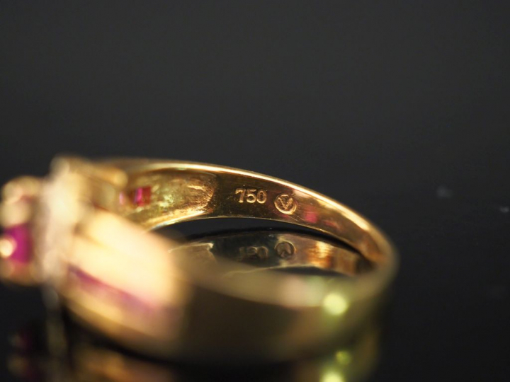 Bague en or jaune, à décor en son centre d'un motif de fleur serti d'u