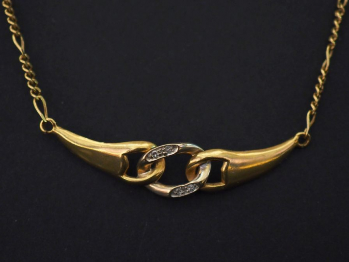 Collier en or jaune, maille figaro, orné en son centre d'une motif ajo