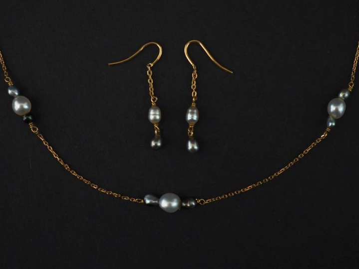 Demi-parure en or jaune et perles. Comprenant :  - un collier souple, 