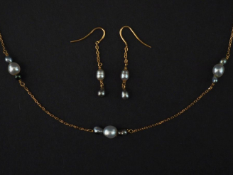 Vente aux enchères Demi-parure en or jaune et perles. Comprenant :  - un collier souple, 