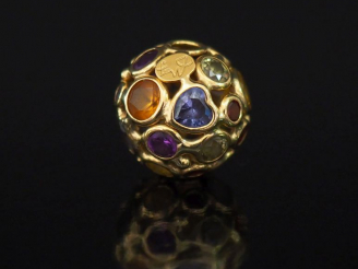 Vente aux enchères Pendentif rond en or jaune, à décor ajouré et agrémenté de pierres de 