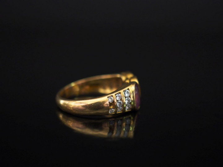 Bague jonc en or jaune, sertie en son centre de trois pierres de coule