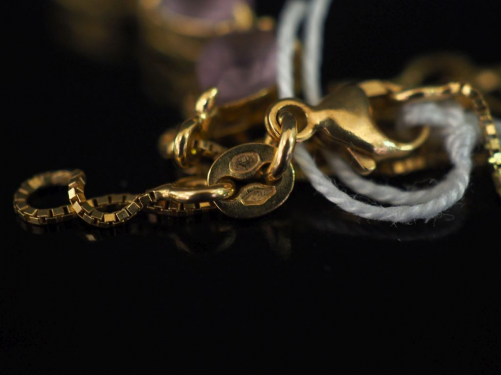 Chaine en or jaune, maille vénitienne, et son pendentif articulé de fo