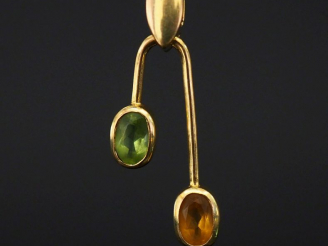 Vente aux enchères Pendentif en or jaune de forme asymétrique, serti de deux pierres de c