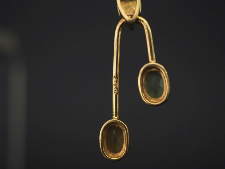 Pendentif en or jaune de forme asymétrique, serti de deux pierres de c