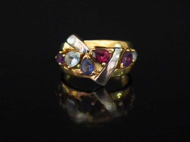 Bague ajourée deux tons d'or de forme stylisée, sertie de pierres de c