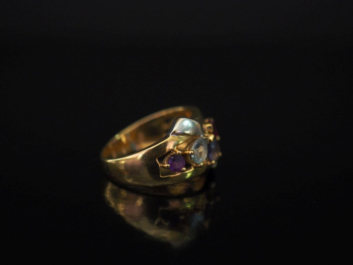 Bague ajourée deux tons d'or de forme stylisée, sertie de pierres de c