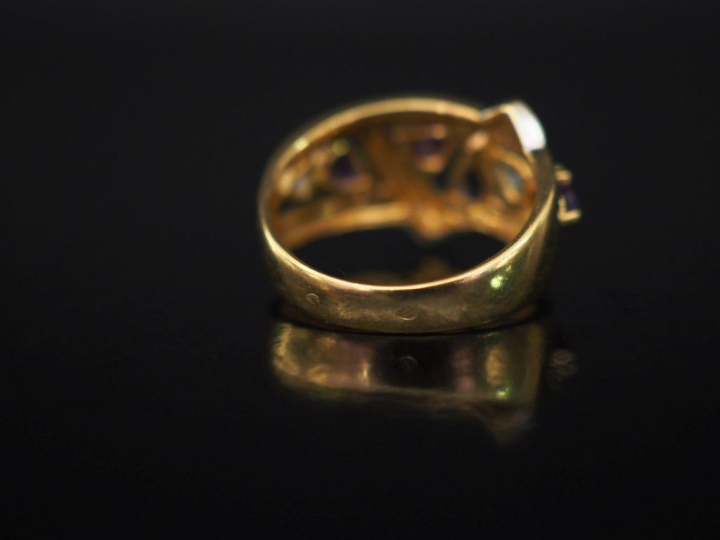 Bague ajourée deux tons d'or de forme stylisée, sertie de pierres de c