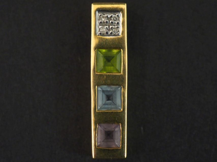 Pendentif de forme rectangulaire en or jaune, sertie de trois pierres 