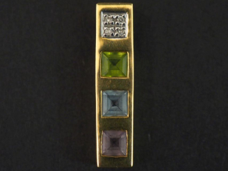 Vente aux enchères Pendentif de forme rectangulaire en or jaune, sertie de trois pierres 