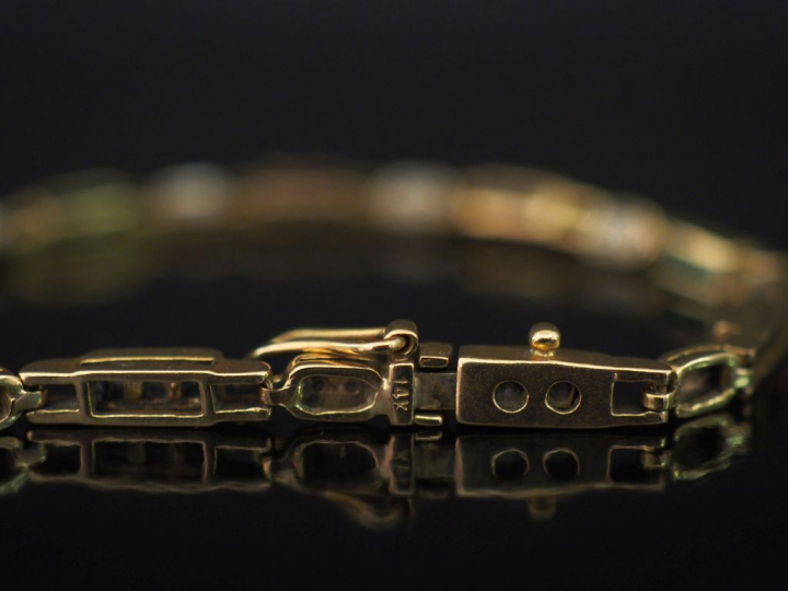 Bracelet articulé en or jaune 14k, composé de maillons sertis de petit