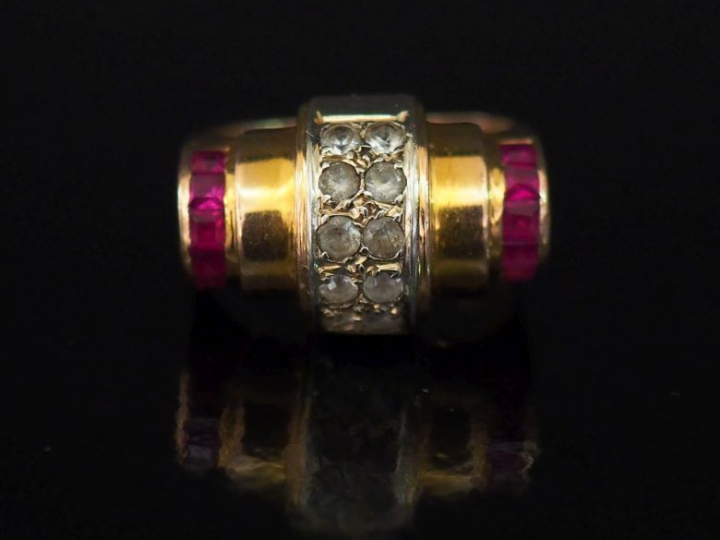 Bague tank deux tons d'or, sertie en son centre de deux lignes de cinq