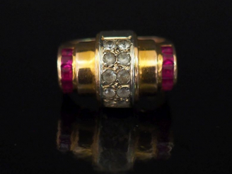 Vente aux enchères Bague tank deux tons d'or, sertie en son centre de deux lignes de cinq