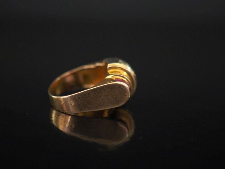 Bague tank deux tons d'or, sertie en son centre de deux lignes de cinq