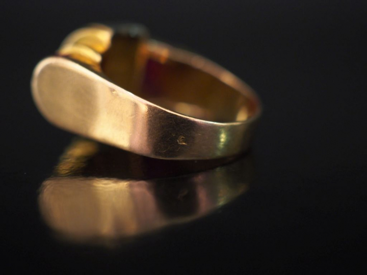 Bague tank deux tons d'or, sertie en son centre de deux lignes de cinq