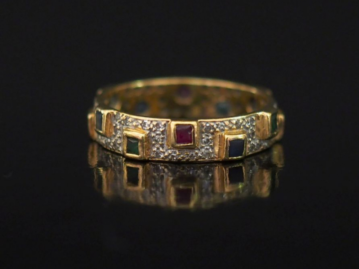 Bague jonc en or jaune, sertie sur tout le pourtour d'un pavage de pet