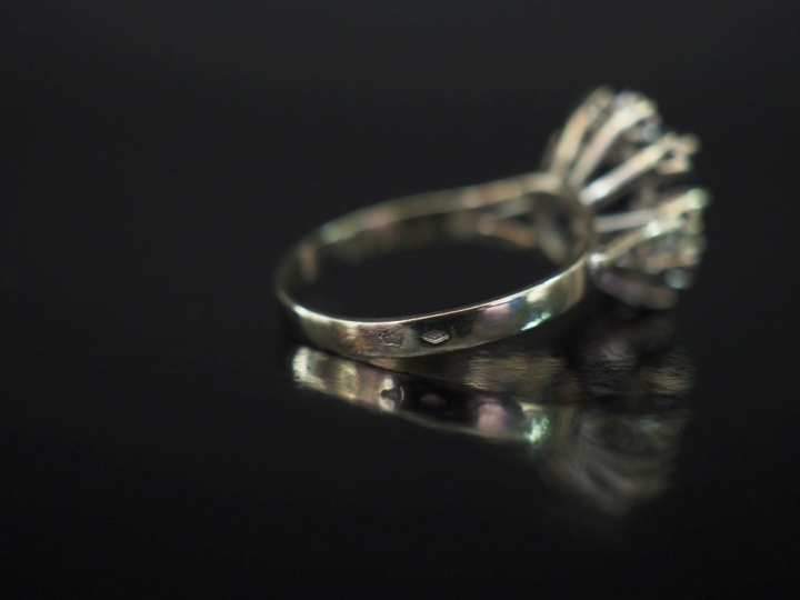 Bague de forme marguerite en or blanc, sertie en son centre d'un saphi