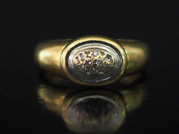 Bague dôme en or jaune, sertie de petits éclats de diamants. TDD. 49 P