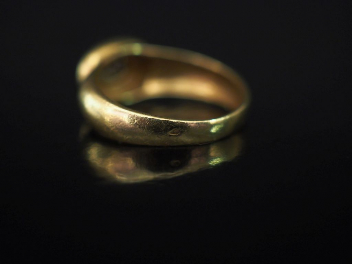 Bague dôme en or jaune, sertie de petits éclats de diamants. TDD. 49 P