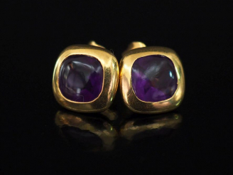 Vente aux enchères NAÏA,  Paire de perces oreilles en or jaune, sertie en son centre d'un