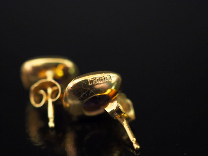 NAÏA,  Paire de perces oreilles en or jaune, sertie en son centre d'un