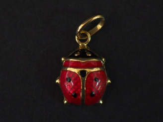 Vente aux enchères Pendentif en or jaune et émail noir et rouge en forme de coccinelle. H
