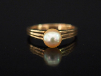 Vente aux enchères Bague en or jaune, sertie en son centre d'une perle.  Jolie monture aj