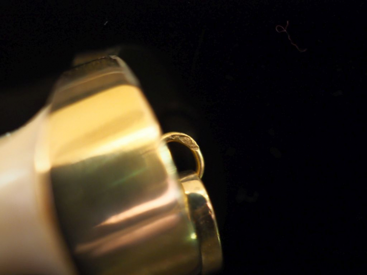 Deux différents pendentifs en or jaune, en forme de dent de requin.  H