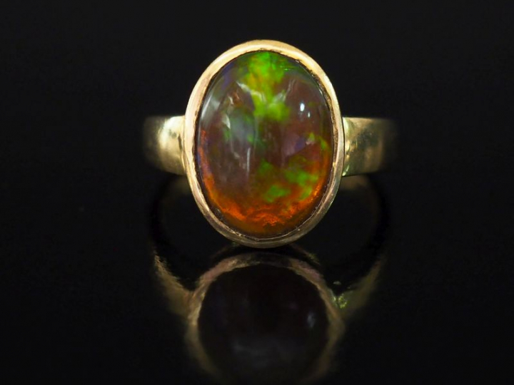 Bague en or jaune, sertie en son centre d'une pierre dure en cabochon.