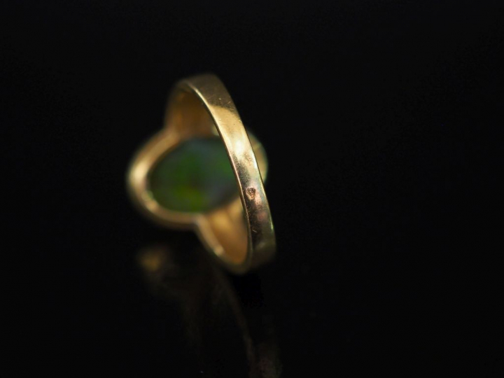 Bague en or jaune, sertie en son centre d'une pierre dure en cabochon.