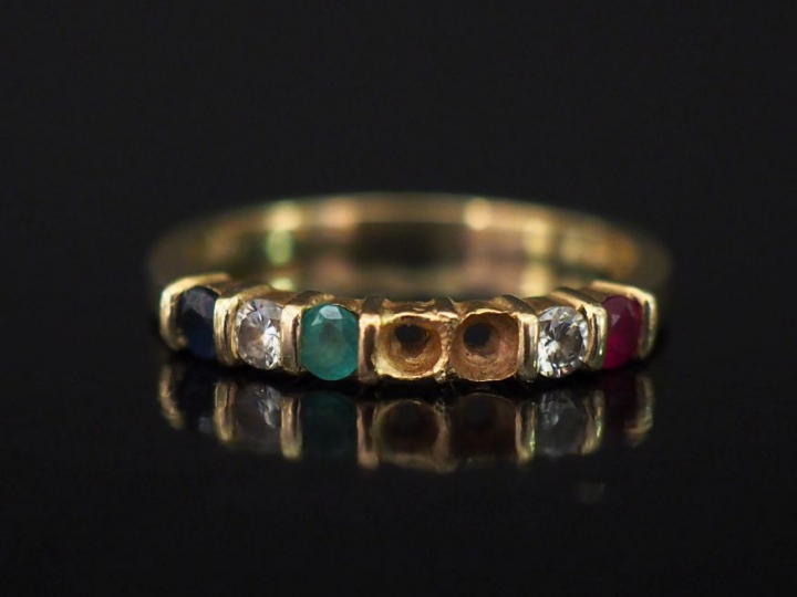 Demi alliance or jaune 9k, sertie de deux diamants et pierres de coule