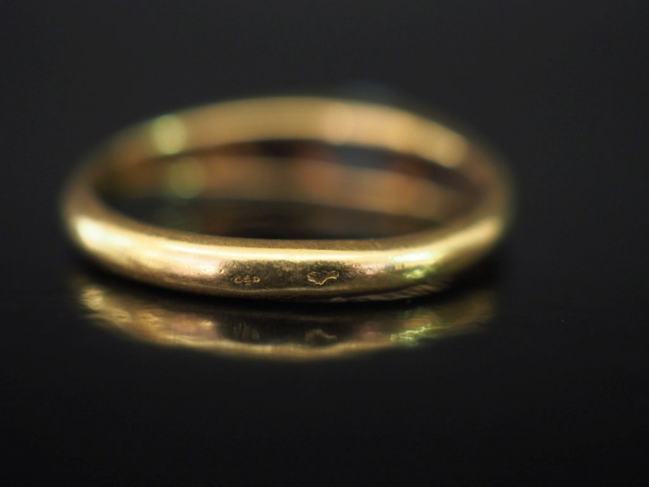 Bague jonc en or jaune, sertie en son centre d'une pierre bleu ciel. T