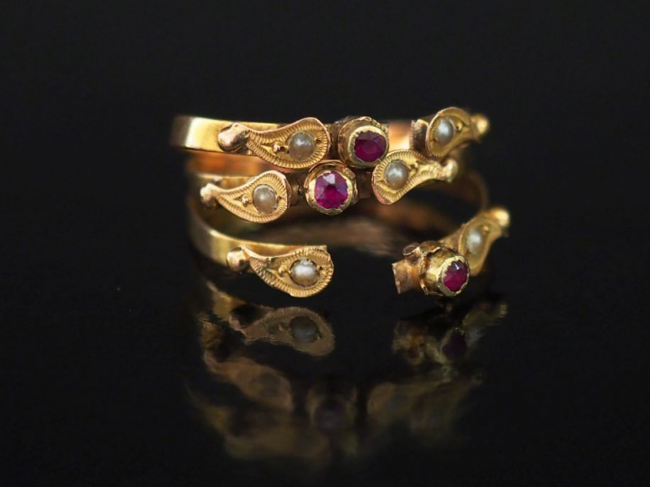 Bague trois anneaux en or jaune, sertie de perles et pierres roses.  P