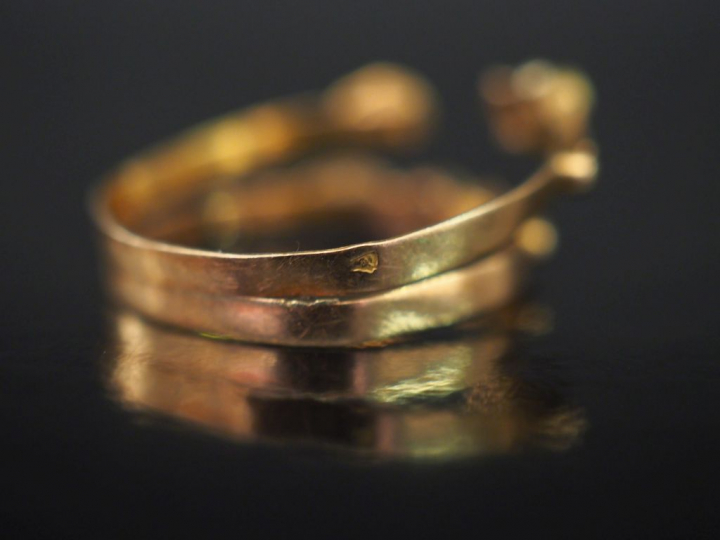 Bague trois anneaux en or jaune, sertie de perles et pierres roses.  P